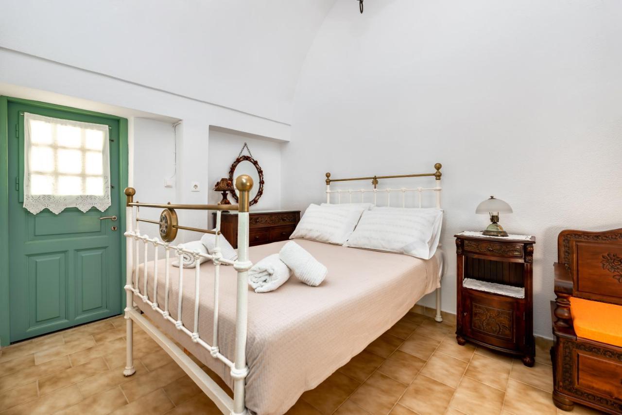 Authentic Santorinian Home Experience Тира Экстерьер фото